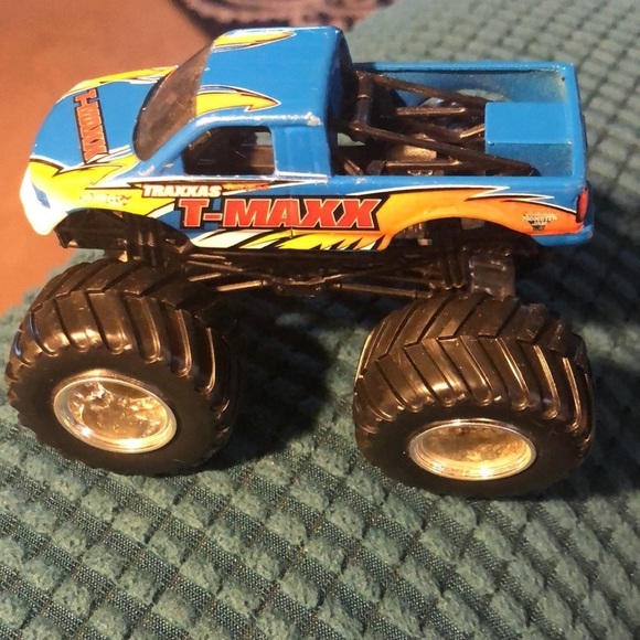 Lot of 4 Hot Wheels Monster Jam Trucks T-Maxx Grave Digger Scarlet Bandit + 1 - Picture 15 of 15